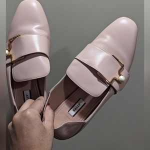 Size 39 Bally Women's Pink Pearl  Gold Loafers